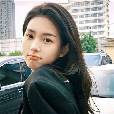 院子里的女人